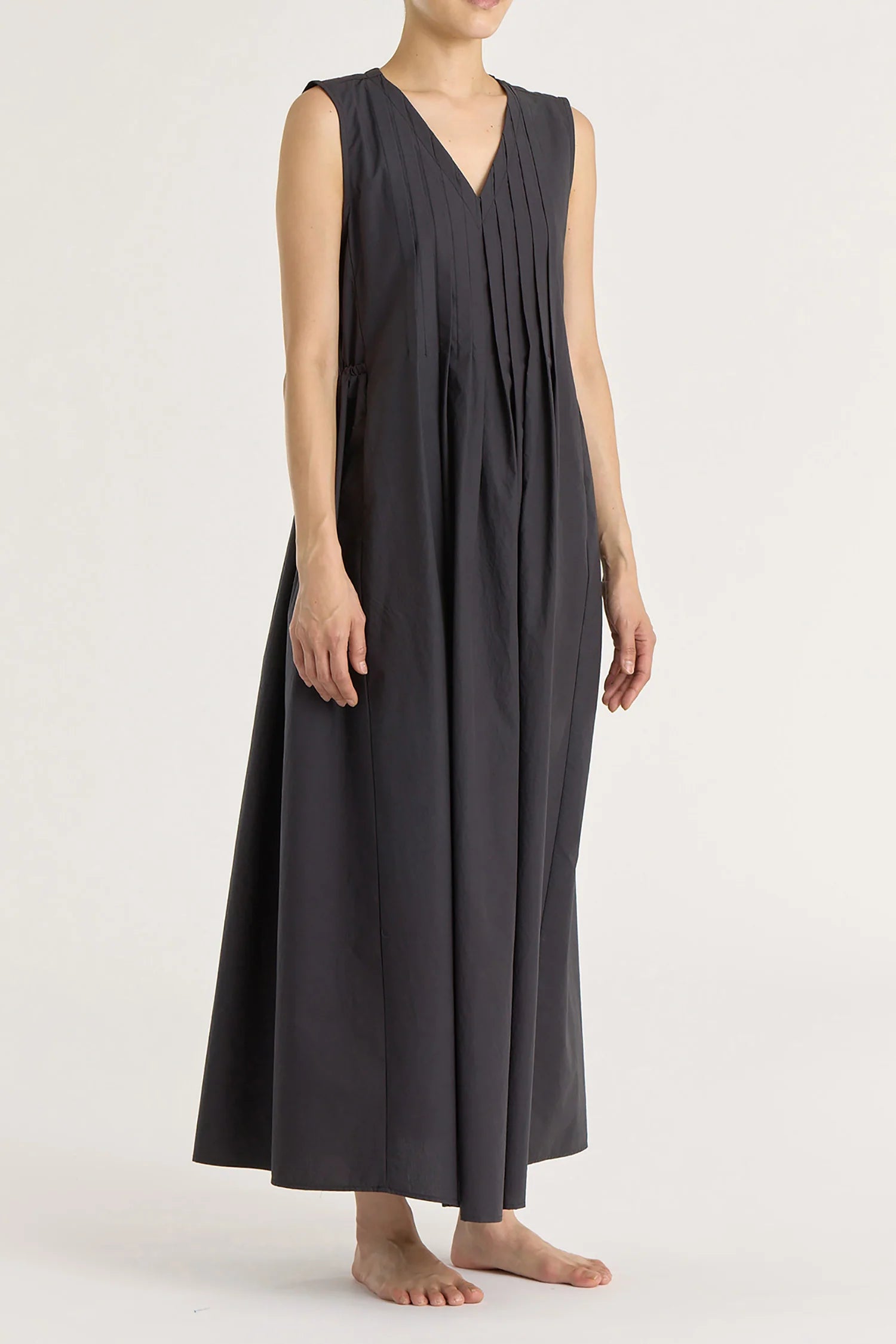 PLEATED V NECK DRESS - BLACK