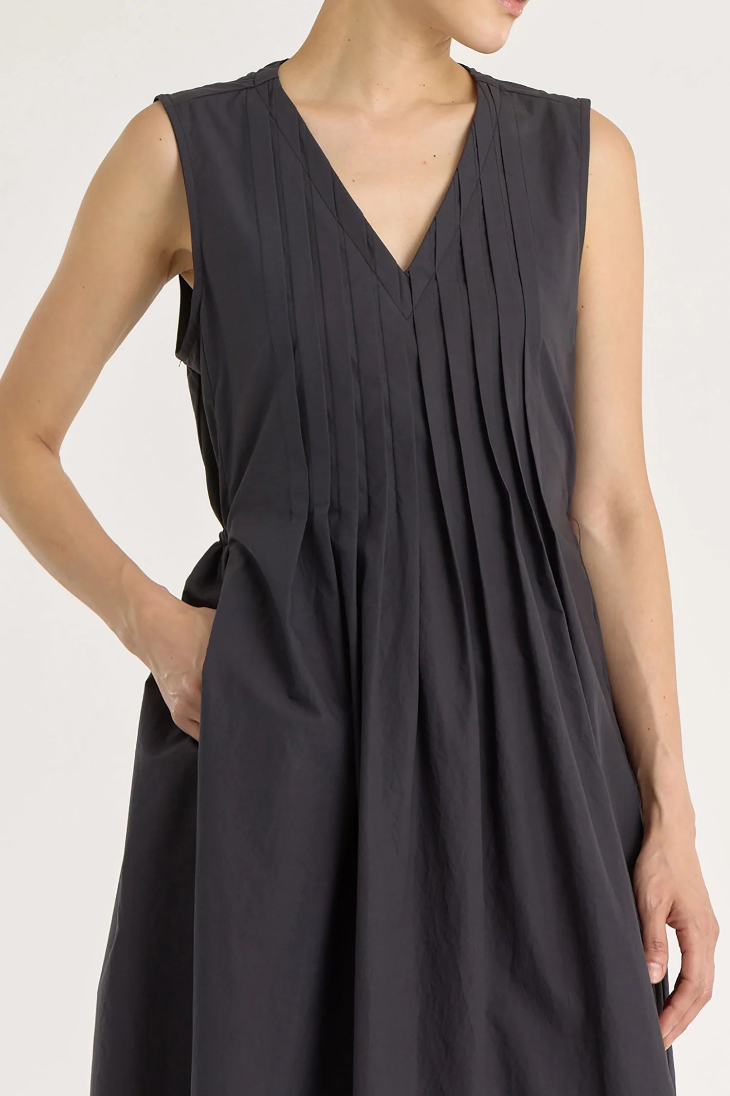 PLEATED V NECK DRESS - BLACK