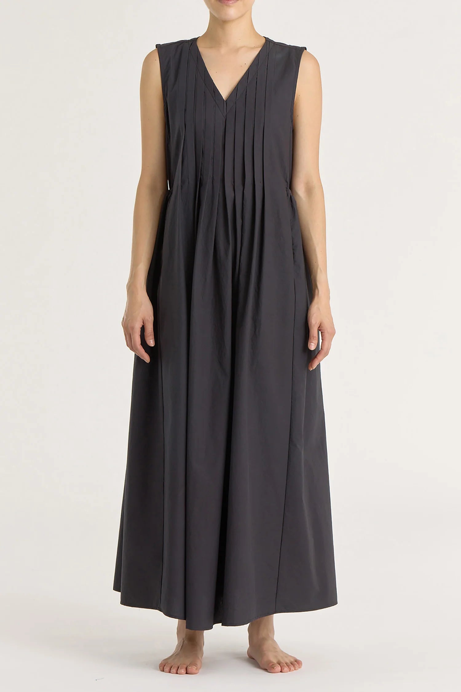 PLEATED V NECK DRESS - BLACK