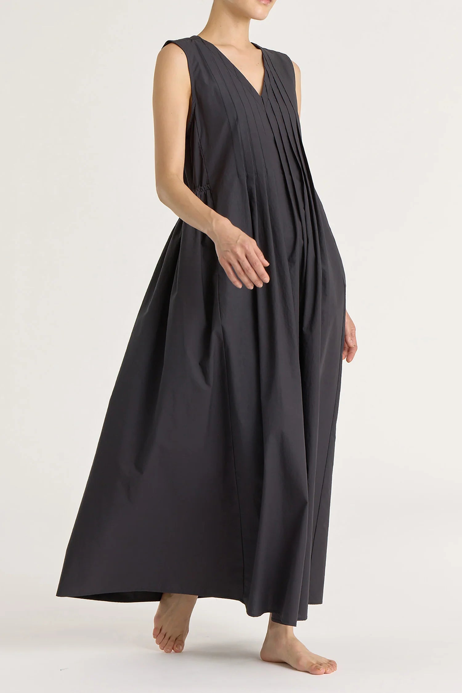 PLEATED V NECK DRESS - BLACK
