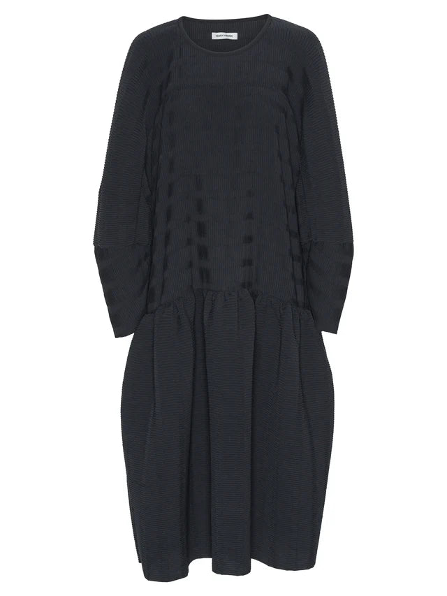 HILLY PLISSE DRESS - BLACK