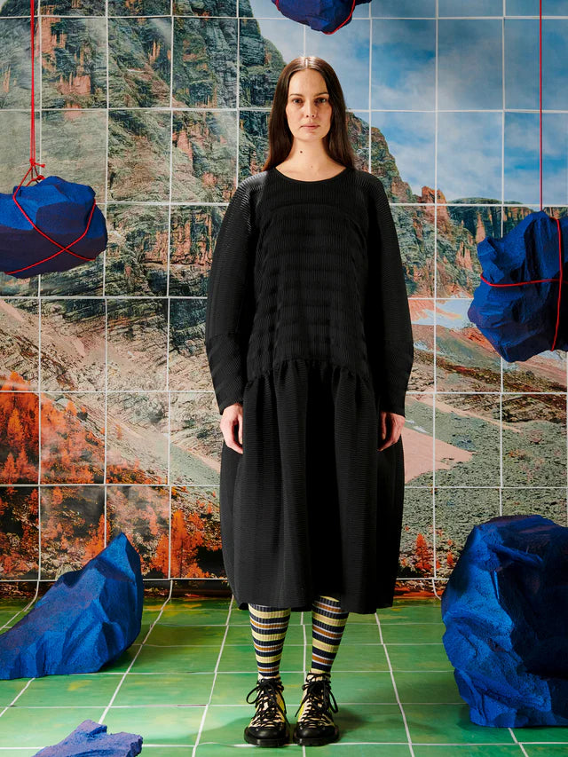HILLY PLISSE DRESS - BLACK