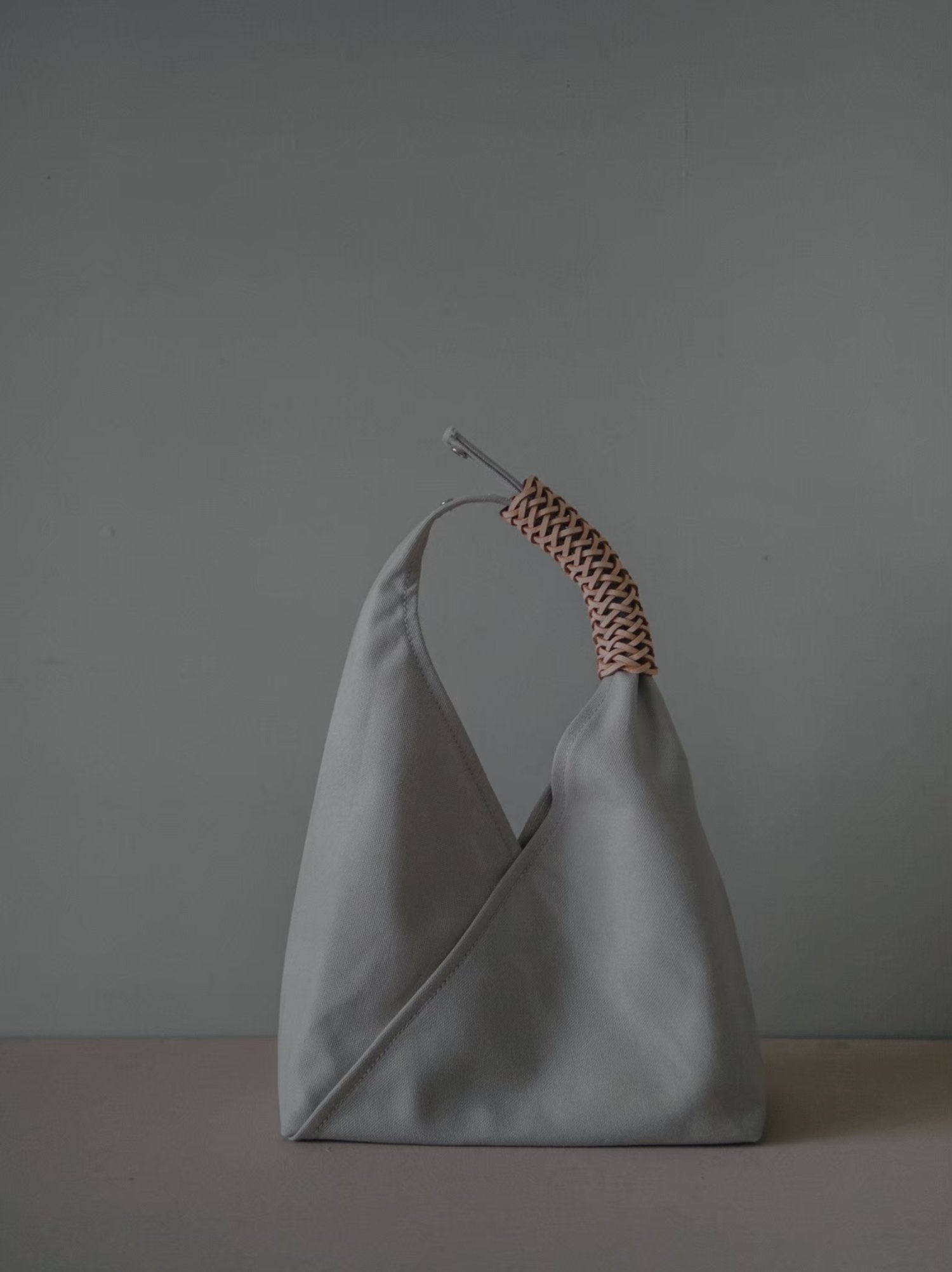 WOVEN TRIANGLE BAG SMALL - IVORY