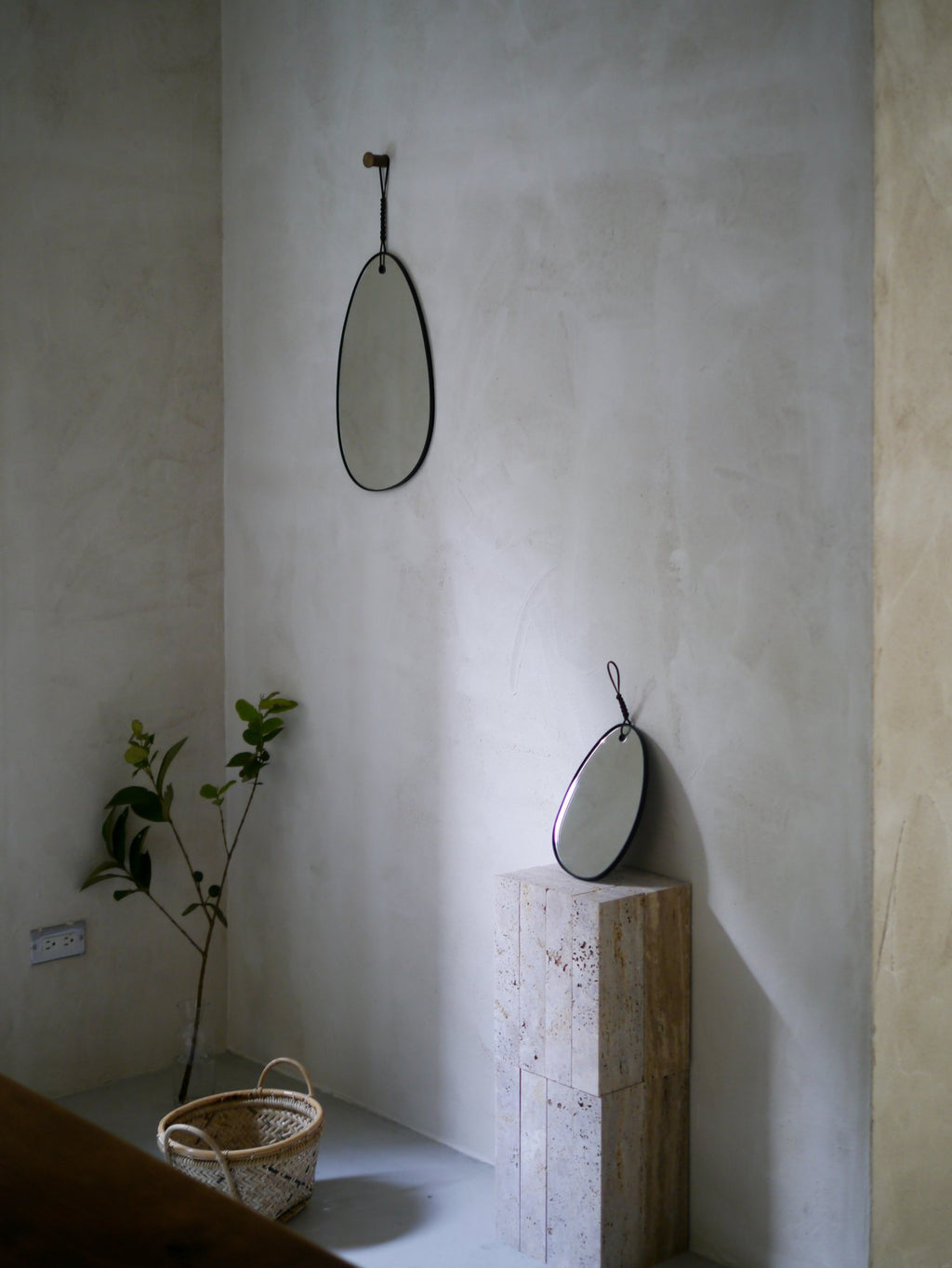 WOVEN PEBBLE MIRROR LARGE - BLACK