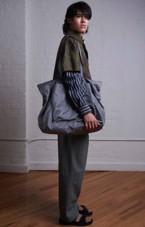 THREE POCKET SLOUCHY TOTE -  GREY SILVER
