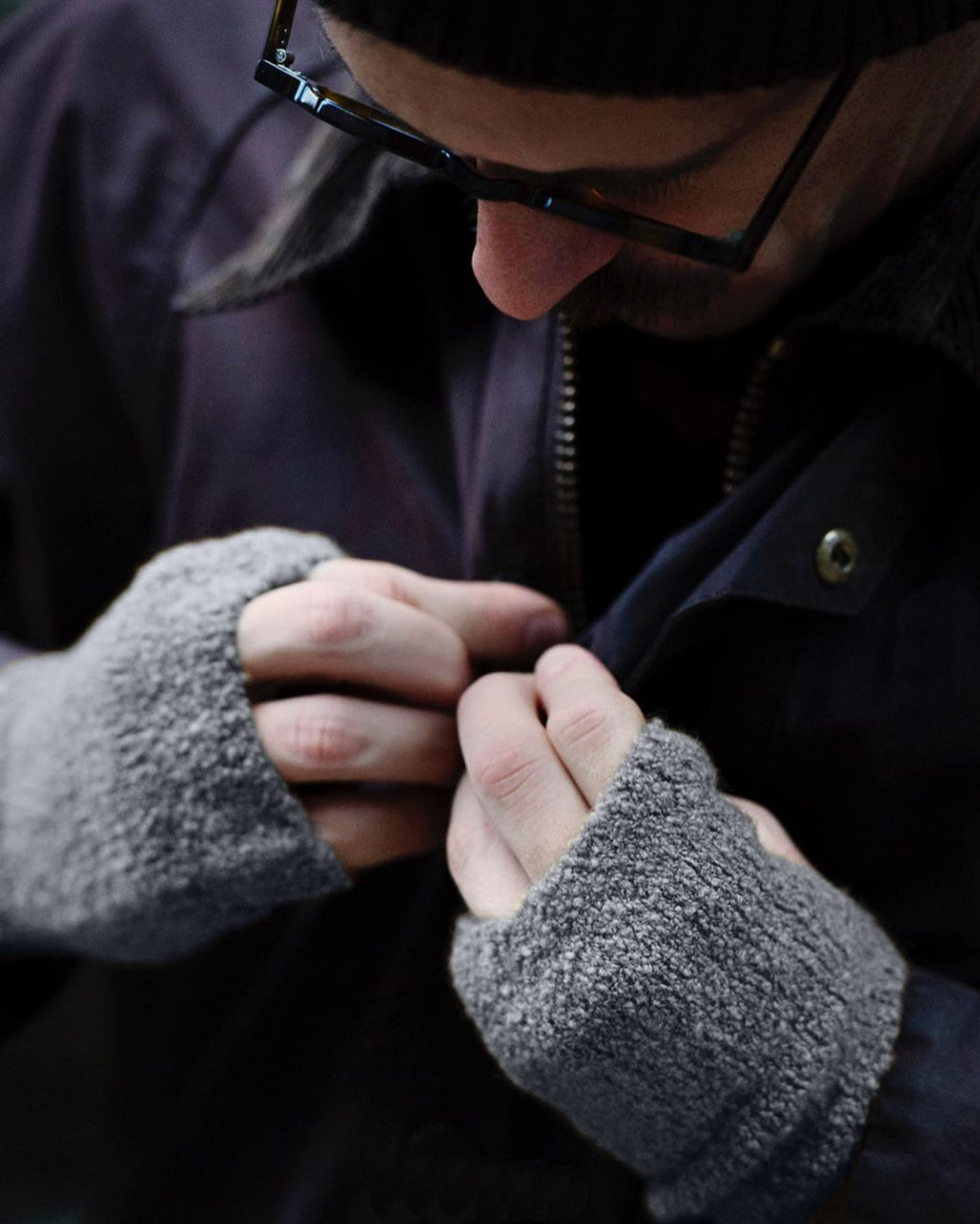 SEAMLESS HAND WARMER WOOL FLEECE - DARK GREY