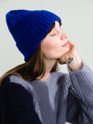 CASHMERE RIBBED BEANIE - COBALT