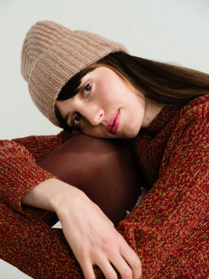 CASHMERE RIBBED BEANIE - FAWN