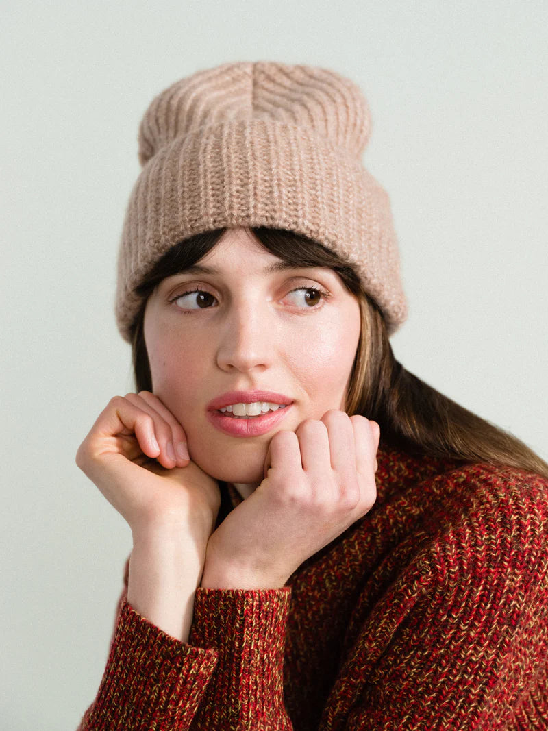 CASHMERE RIBBED BEANIE - FAWN