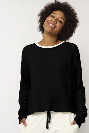 WOMEN'S CREW NECK PULLOVER, RELAXED FIT - DEEP BLACK